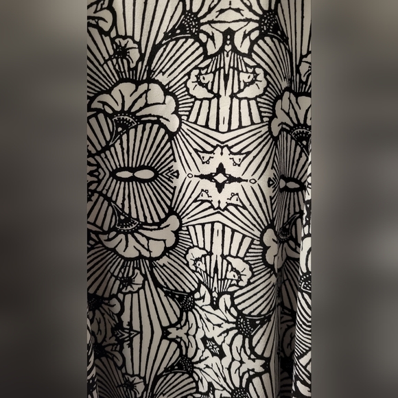 Black & White Sleeveless Lola Dress- Size M - Picture 6 of 9